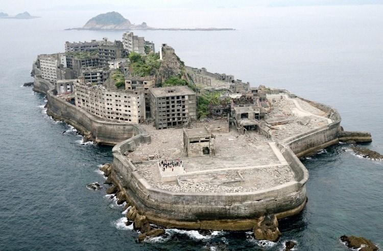 <p><strong>Hashima Adası – Japonya</strong></p>
<p>Bu terk edilmiş ada Nagasaki’den 15 kilometre uzaklıktadır. Uzaktan bakıldığında eski bir savaş gemisini andırmaktadır. Yakın zamanda ada uzaktan görüp ziyaret etmek isteyen turistlerin akımına uğramıştır.</p>
<p> </p>