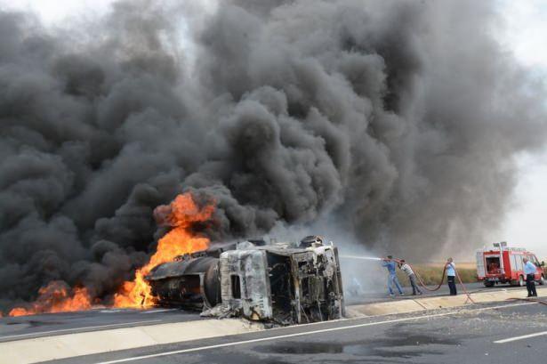 <p>Mardin'in Nusaybin ilçesinde mazot yüklü tanker devrildi, bir kişi yaralandı. Kazadan sonra çıkan yangın nedeniyle yol yaklaşık 2 saat trafiğe kapalı kaldı.</p>
