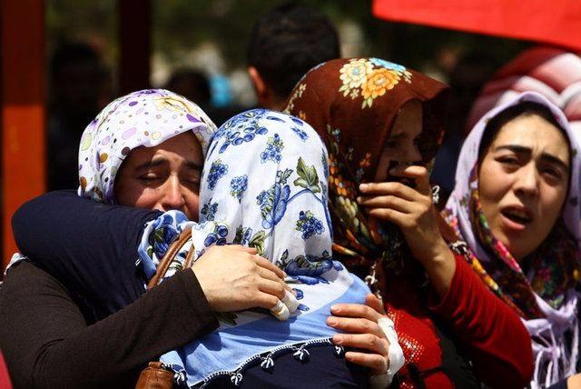 <p>Hayatını amcasının kızı Besna ile birleştirmeye hazırlanan damat Nurettin Akdoğan’ın Facebook’ta 28 Temmuz’da terör örgütü IŞİD ile ilgili yaptığı “Cehennem köpeği IŞİD. Saldırdığın yer Kamişlo, Paris değil, Londra değil, Berlin değil, Telaviv hiç değil. Kimin köpekliğini yaptığını herkes biliyor” paylaşımı dikkat çekti. </p>

<p> </p>
