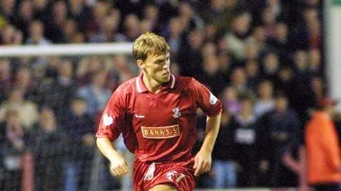 <p><strong>Matt Gadsby  </strong><br />
Yaş: 27<br />
Ülke: İngiltere<br />
Kulübü: Hinckley United    <br />
Yıl:  2006</p>

<p> </p>
