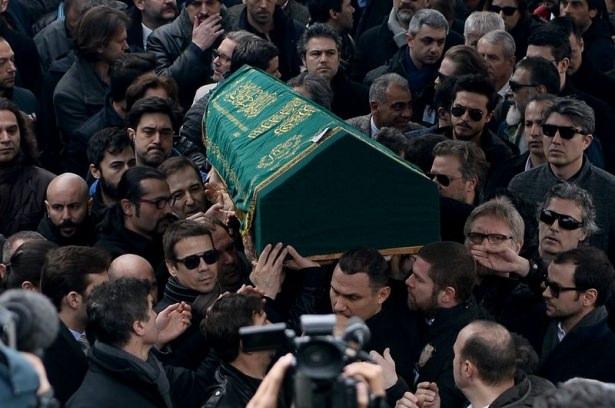 <p>Vefat eden eski manken Sertaç Boztepe, Zincirlikuyu camiinde kılınan cenaze namazının ardından defnedildi. Cenazeye sanat ve televizyon dünyasının önemli isimleri katıldı.</p>
