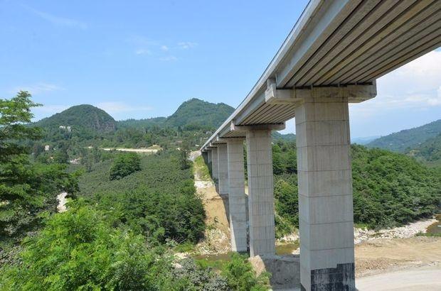 <p>Projenin tamamlanmasının ardından 5 coğrafi bölgenin, 40'ın üzerinde ilin ve birçok ülkenin bundan faydalanacağını ifade eden Yılmaz, "140 yıllık hayal olan Karadeniz-Akdeniz Yolu projesi 2017 yılında hayata geçirilecek.</p>