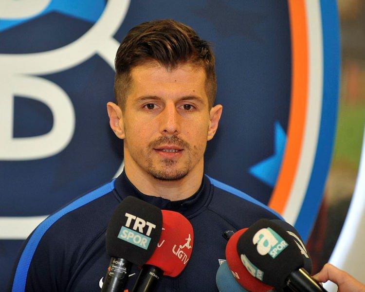 <p>Hem Hollandalı teknik adamın vurgu yaptığı teknik özellikleri üst seviyede bir orta saha oyuncusunu takıma kazandırma niyeti hem de Süper Lig'i tanıma aşamasında olan Dick Advocaat'a bilgi ve birikimi ile destek verebilecek yani bir nevi yardımcı antrenörlük görevine soyunacak bir isme kavuşmak...</p>