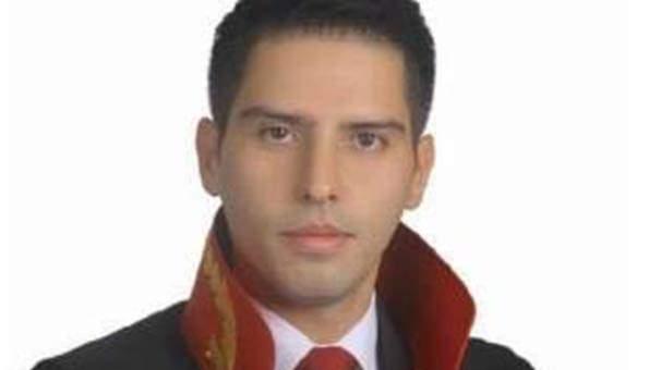 <p><strong>5 AY ÖNCE GÖREVE ATANDI</strong></p>

<p>29 yaşındaki hâkim Onur Alan, 5 ay önce mesleğe başlamıştı. Ovacık İlçesi, Alan'ın ilk görev yeriydi. Genç hâkimin Ordu'da yaşayan ailesi acı haberle gözyaşlanna boğuldu. Adalet Bakanı Bozdağ, Alan'ın ailesini arayarak başsağlığı diledi.</p>
