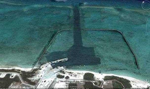 <p>Üssün adı UFO veya komplo İnternet sitelerinde sık sık geçer ve genellikle de ABD Ordusu ve uzaylıların ortak işletmeleri olarak tanımlanır. Hikâye, yerel bir UFO meraklısı olan Paul Bennewitz’in 1970’lerde yüksekovanın altından radyo yayını aldığını düşünmesiyle başladı.</p>

<p> </p>
