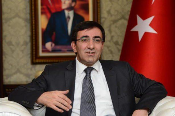 <p><strong>GÜÇLÜ TÜRKİYE GÜÇLÜ SİSTEM'</strong></p>
<p>Başkanlık sistemiyle orta kesimin ön plana çıkacağını, nitelikli sermayenin yönünü Türkiye'ye çevireceğine dikkatleri çeken Kalkınma Bakanı Cevdet Yılmaz'ın çalışması kafalardaki tüm soru işaretlerini kaldırıyor.</p>
<p> </p>