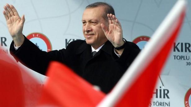 <p><strong>PARTİLİ CUMHURBAŞKANI SİSTEMİ TIKANAN SÜRECİ RAHATLATACAK</strong></p>
<p>Başkanlık sisteminin, AK Parti'nin sandalye sayısı dikkate alındığında şu anda mümkün görünmediğini belirten Yılmaz, bu aşamada "Partili Cumhurbaşkanlığı sisteminin" tıkanan süreci rahatlatacağı görüşünde. Sistemin başkanlığa alternatif olmadığının altını çizen Yılmaz, 'Başkanlık Sistemine' yönelik çalışmasında şu tespitlerde bulundu...</p>