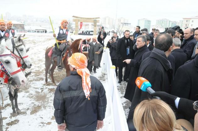 Kendisine verilen cirit sopasını atarak oyunu başlattı. Yetkililerden de cirit hakkında bilgi aldı.