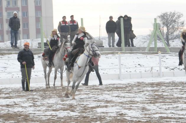 Cumhurbaşkanı Abdullah Gül, yemeğin ardından Uşak Belediyesi Atlı Spor Bakım ve Rehabilitasyon Merkezi'nde cirit oyunu seyretti.