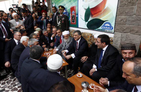 <p>Sabah saatlerinde Valilik ve Belediye ziyaretinden sonra beraberindeki heyetle Muş caddelerinde yaklaşık 500 metre yürüyen Cumhurbaşkanı Gül, halkın yoğun ilgisiyle karşılaştı.</p>