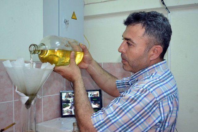 <p>Tartımdan geçtikten sonra 400 kilogram gül çiçeği 1.5 ton su dolu kazana dökülerek kazanın kapağı kapatılıyor ve buhar verilerek kaynatılmaya başlanıyor.</p>
