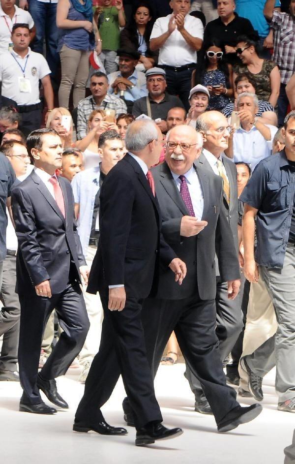 <p>Yerimize oturduğumuzda ise 'Türkiye laiktir, laik kalacak' sloganlarını duyunca da 'Bakın bu sefer bana söylüyorlar' dedim. Sayın Kılıçdaroğlu da, 'Alınganlık yapmayın. Hepimize söylüyorlar' karşılığını verdi.'</p>