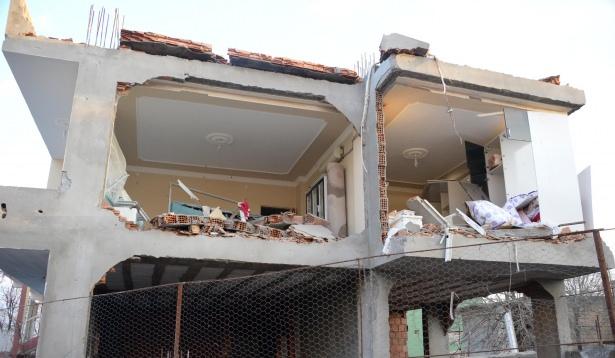 <p>Binanın büyük bir bölümü yandı. Diyarbakır Valiliği, patlamada 5 kişinin hayatını kaybettiğini, 39 kişinin de yaralandığını duyurdu.</p>