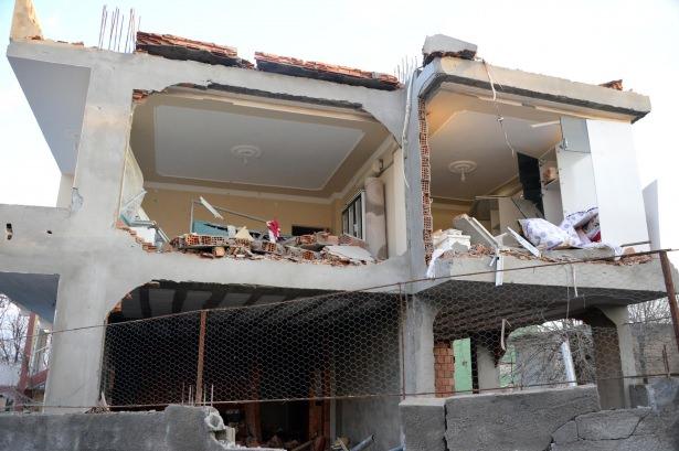 <p>Çınar ilçesinde dün gece teröristler tarafından bomba yüklü araçla polis lojmanları binasına yapılan saldırının şiddeti günün ağarması ile birlikte ortaya çıktı. Patlamada, lojman binası yanıp, çöküntüler oluşurken, karşısındaki müstakil bir ev yerle bir oldu.</p>