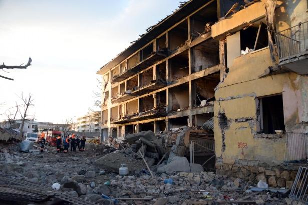 <p> İlçede, birçok ev ve işyerinde de hasar oluşurken, patlamanın şiddetiyle lojmanların ve emniyet binasının bulunduğu cadde ile alt ve üst caddelerindeki birçok ev ve işyerinin camları kırıldı. İlçede, dün gece bombalı saldırının ardından bir süre güvenlik güçleri ile çatışan teröristlerin kaçarken DBP binasını da ateşe verdiği görüldü.</p>