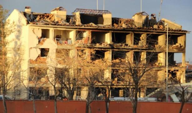<p>KURTARMA ÇALIŞMALARI SÜRÜYOR</p>
<p>Lojman binasında patlamanın hemen ardından başlayan arama kurtarma çalışmaları ise sürüyor. Etrafı güvenlik şeridi ile çevrilen bölgede, Diyarbakır Büyükşehir Belediyesi ile Çınar İlçe Belediyesi’ne ait itfaiye, 112 acil servis ve AFAD ekipleri çalışmalarına devam ediyor.</p>