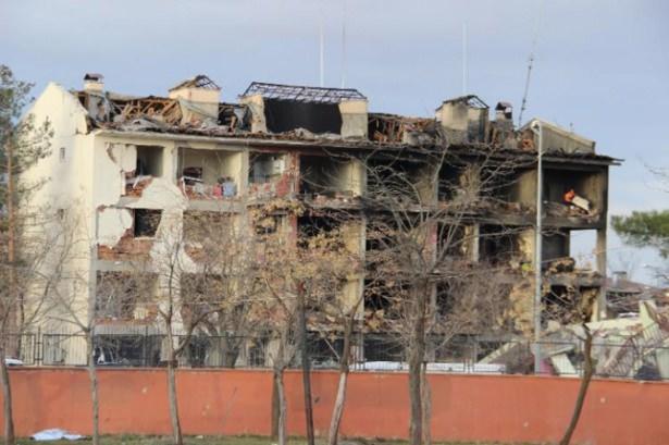 <p>"DEPREM OLDUĞUNU SANDIM"</p>

<p>Patlamanın olduğu sırada evde uyuduğunu anlatan ve evinde ciddi hasarlar oluşan Hacı Güler ise, “Patlama sırasında uyuyordum. Aniden şiddetli bir ses geldi, uyandım. Önce deprem olduğunu sandım. Sonra şokla kalktığımda çocukların bağırışlarını duydum. Pencere çocuğun üzerine düştü. Çok şükür bir şey olmadı. Ancak zararımız çok büyük. Her iki kata perişan durumda. İşçiyim zaten. Bunun zararını nasıl karşılayacağımı bilmiyorum. Yetkililerden yardım bekliyoruz” diye konuştu.</p>
