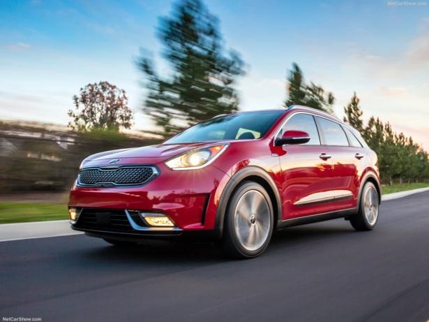 <p>Toplamda 146 hp güç üreten yeni Kia Niro'da yer alan 1.6 litrelik benzinli motor turbo beslemesi güç verimini tam anlamıyla sunuyor.</p>