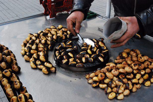 <p> "Kestane, içerisinde bulundurduğu potasyum, fosfor içeriğinin yüksek oması nedeniyle diyabet hastaları ve böbrek hastaları tarafından sınırlı tüketilmeli. Kronik böbrek hastaları da tüketim miktarını sınırlamalı" dedi.</p>
