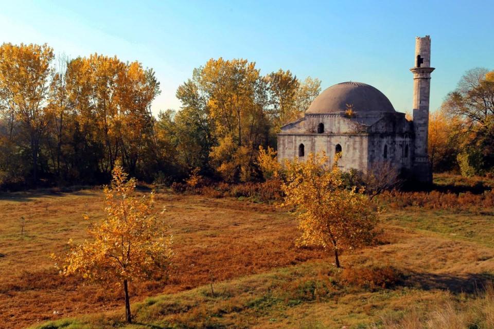<p>Sonbaharın yaşandığı günlerde açık hava müzesi konumundaki Edirne'de bir başka yaşanıyor, doğanın miras kent Edirne'ye verdiği sonbahar renkleri ziyaretçileri cezbediyor.</p>
<p> </p>