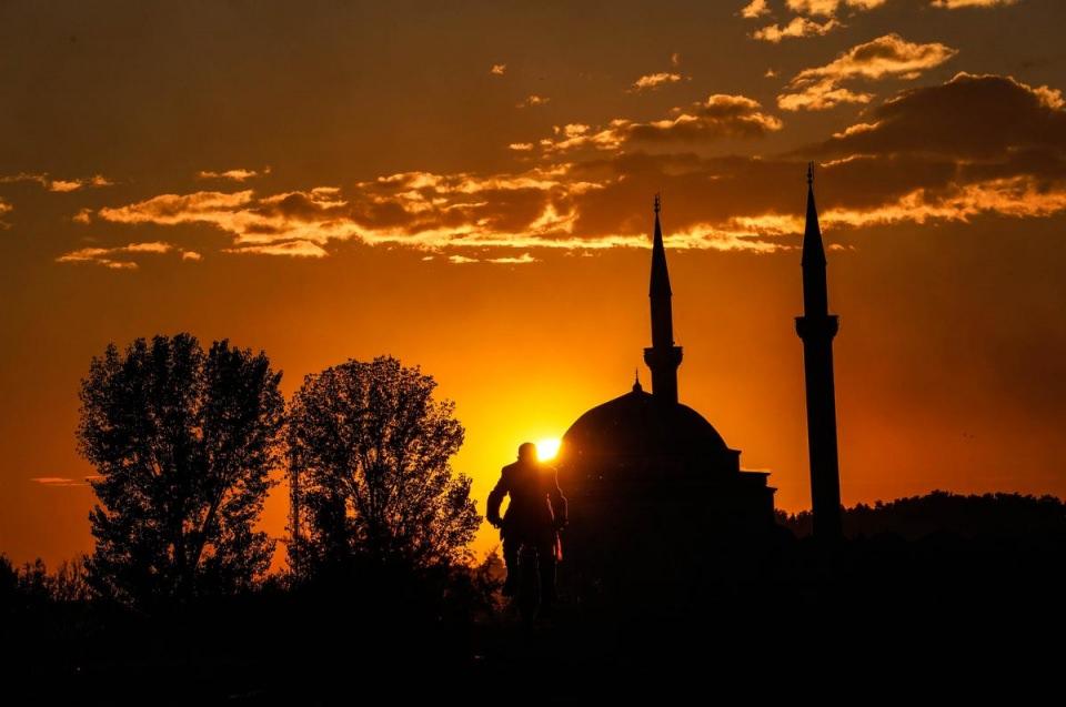 <p>Ziyaretçilerin kentteki ilk uğrak yeri, Türk - İslam eserlerinin zirve eseri Selimiye Camisi konuklarını oya ağaçlarıyla buyur ederken avlusundan, dalından düşeyazan sarı yapraklarla koca çınarlar karşılıyor. </p>
<p> </p>