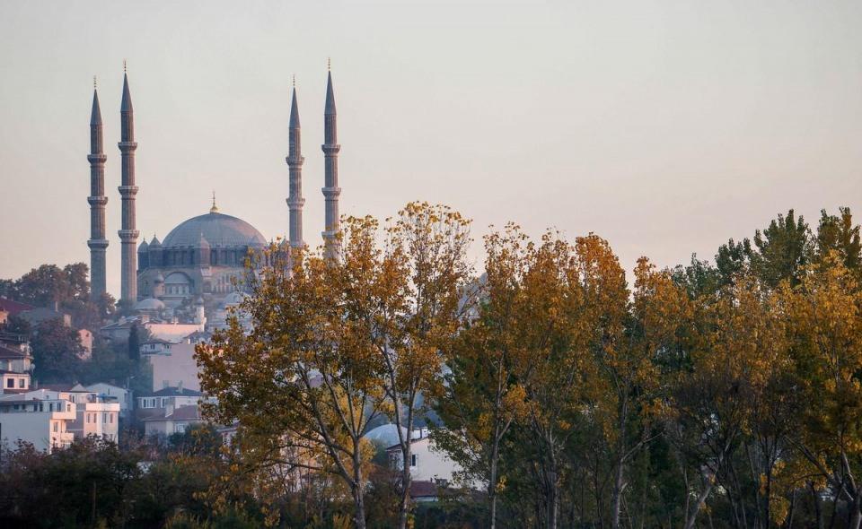 <p>Yiğitlerin seslerinin yankılandığı Kırkpınar Er Meydanı, Kanuni Sultan Süleyman'ın divanı topladığı Adalet Kasrı, Fatih Sultan Mehmet'in çocukluğunun geçtiği, İstanbul'un fethi için hazırlıklar yaptığı Edirne Yeni Sarayı ile vatan topraklarını savunan kahramanların isimlerinin yankılandığı Balkan Şehitliği'nin bulunduğu Sarayiçi de sonbaharın sarı tondaki renkleriyle süslendi.</p>
