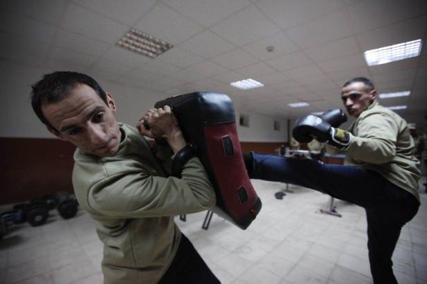 <p>En büyük zevkleri kick-box. Biri minderi tutarken, diğeri tekmeleyip yumrukluyor. Sözleşmeli er maaşı 3 bin 269 TL. İkizlerin Ardahanlı ailelerine aylık katkısı 6 bin 500 TL’yi aşıyor.</p>
<p> </p>