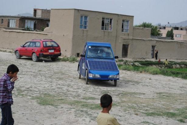 <p>Hem g&uuml;neş enerjisi ile &ccedil;alışan hem elektrikle şarj olan iki kişilik aracı tasarlayan 35 yaşındaki Wahidullah Sabawoon Afgan tasarımını yaklaşık 3 ayda tamamladığı aracın yapımının ise maddi imkansızlıklar nedeniyle 6<br />
ay s&uuml;rd&uuml;ğ&uuml;n&uuml; s&ouml;yledi.</p>
