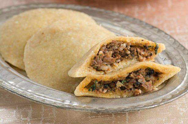 <p>Siirt Kitel'i (Siirt köfte) Köftelik bulgur,yarma,kıyma,soğan ve reyhanın karışımıyla yapılıyor. Akdeniz ve güneydoğunun bazı yörelerinde içli köfteye bir hayli benzetilen Siirt Kiteli'nin yerinin bambaşka olduğunu söyleyebiliriz. </p>
