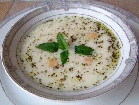 <p>Nohut, buğday, sıvı yağ,yoğurt ve pul biberin buluşmasıyla ortaya çıkan mihr çorbasının üzerine isterseniz yağ kızdırıp dökebilirsiniz.</p>
