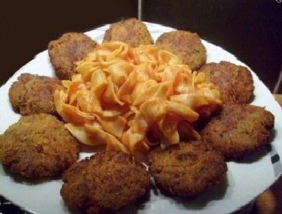 <p>Bulgur, haşlanmış patates, yağsız kıyma, yumurta ve soğan gibi malzemelerle yapılan bu köftemiz daha sonra bir miktar kızgın yağda kızartılarak süslenip servis ediliyor. Görüntüsüne aldanmayın, bu tarifin birçok kötü görseli bulunsa da tadı oldukça lezzetli.</p>
