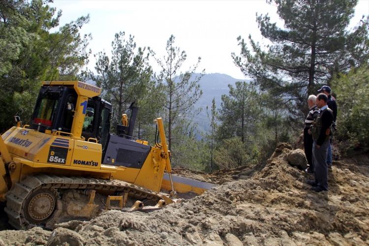 <p>Bu arada, Hatay Büyükşehir Belediyesine ait iş makineleriyle bölgede başlatılan yol açma çalışmasının sürdüğü belirtildi.</p>
<p> </p>