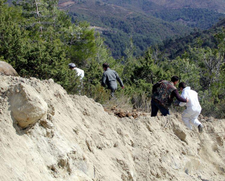 <p>Hatay'ın merkez Antakya ilçesi Yaylacık Mahallesi kırsalına 4 Mart'ta Suriye'ye ait savaş uçağı düşmüştü. Paraşütle atlayan pilot, Altınözü ilçesi Fatikli Mahallesi'ndeki Ayvaderesi mevkisinde hava ve karadan yapılan geniş arama çalışmaları sonucunda bulunmuştu.</p>
<p> </p>