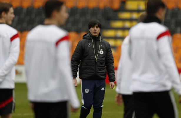 <p>13 TEMMUZ’DA GÖRÜŞÜRÜZ!</p>
<p>Tuchel’den gelen kötü haberin ardından Dünya Kupası’nda Almanlar’a yönelen Galatasaray yönetimi, Löw’ü adaylar arasında 1 numaraya çekti. Ancak resmi temaslar için favorilerden Almanya’nın turnuvaya veda etmesi gerekiyor ve final 13 Temmuz’da! (FANATİK)</p>