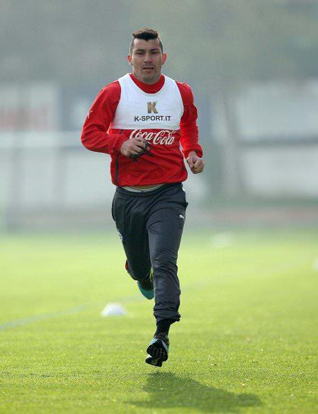 <p>GARY MEDEL OPERASYONU</p>
<p>Dünya Kupası’nda gruptan çıkarak Brezilya ile eşleşen Şili’nin 27 yaşındaki ön liberosu Gary Medel’i takibe alan Beşiktaş yönetimi, milli yıldızı kapabilmek için Avrupa’nın büyük kulüpleriyle amansız bir yarışın içine girdi. (FOTOMAÇ)</p>