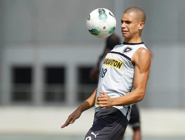 <p><strong>'AMAN DORIA KAÇMASIN'</strong><br />
Dünya Kupası öncesi Balanta'yı almayan ve bunun pişmanlığını yaşayan Galatasaray, Kolombiyalı için yeniden devrede. Ancak alternatif isimler için de çalışmalar sürüyor. Bunlardan biri de Doria. 19 yaşındaki oyuncu, özellikle kaptanlığını yaptığı Brezilya U23 takımının kupaya uzandığı Toulon Turnuvası’nda dikkatleri üzerine çekmişti. (FANATİK)</p>
