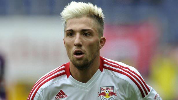 <p><strong>KAMPL FENERBAHÇE'Yİ SEÇTİ</strong><br />
Fenerbahçe flaş bir transfere imza atmak üzere. İsviçre basını, sarı-lacivertlilerin Kevin Kampl'la anlaştığını öne sürdü. (AKŞAM)</p>
