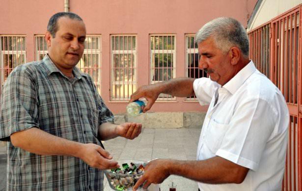 <p>Şanlıurfa'nın Akçakale ilçesinde mahalle muhtarı Hadi Asrak, cumhurbaşkanı seçimi için oy kullanmaya gelen vatandaşlara çikolata ve kolonya ikram ediyor.</p>
