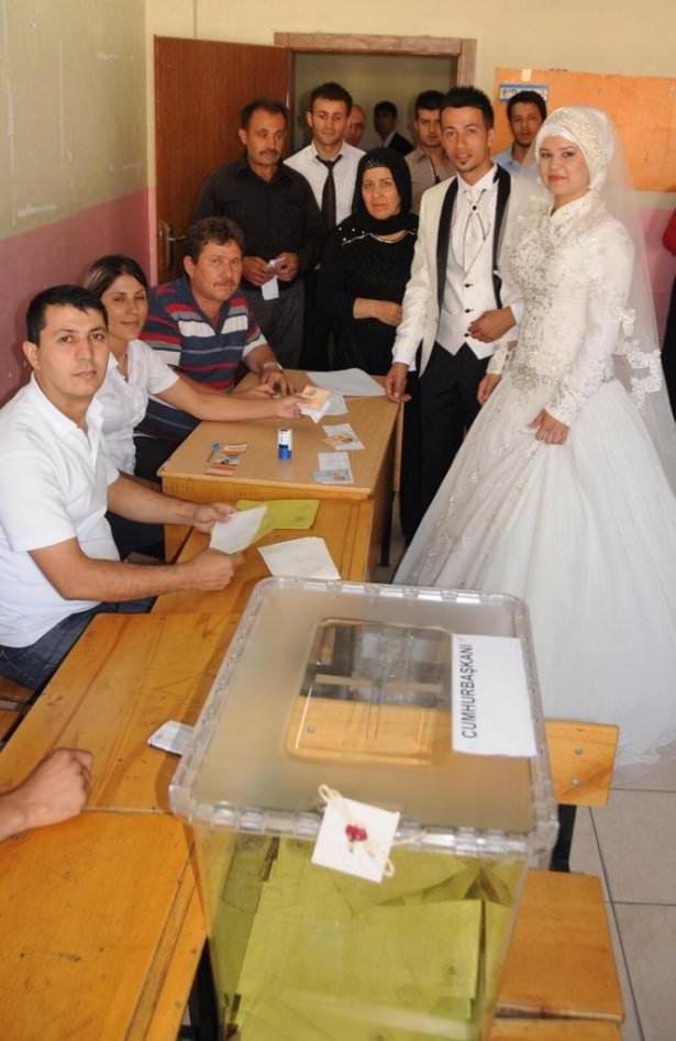 <p>Kayseri'de gelin ve damat sandık başında bu fotoğrafı paylaştı.</p>