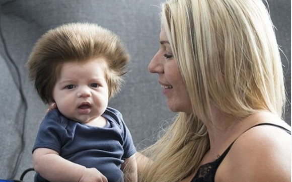 <p><strong>9 haftalıkken </strong>gür saçlarıyla internette fenomen olan <strong>Junior Cox-Noon</strong> adlı bebek büyüdü. </p>
