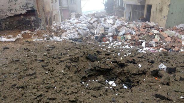 <p>Şırnak kent merkezinde, PKK'lı teröristlerin yakalanması, patlayıcılarla tuzaklanan çukurların ve barikatların bertaraf edilmesi, halkın can ve mal güvenliğinin sağlanması amacıyla sokağa çıkma yasağı ilan edilmesinin ardından güvenlik güçlerince 14 Mart'ta başlatılan "Şehit Jandarma Üsteğmen Mehmet Çiftçi Operasyonu" sürüyor. </p>
