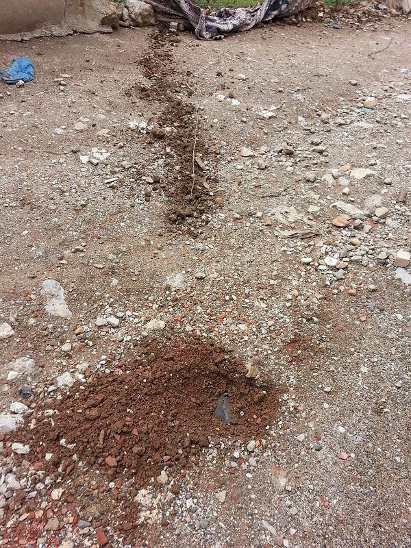 <p>Operasyonda 39 el yapımı patlayıcı imha edilirken,teröristlerin barikat ve çukurlara yerleştirdikleri patlayıcıları uzaktan infilak ettirmek için yüzlerce metre uzunluğunda kablo kullandığı belirlendi.</p>