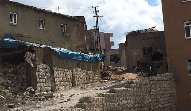 <p>Teröristlerin patlayıcılarla tuzakladıkları barikatlar kaldırılıyor.</p>