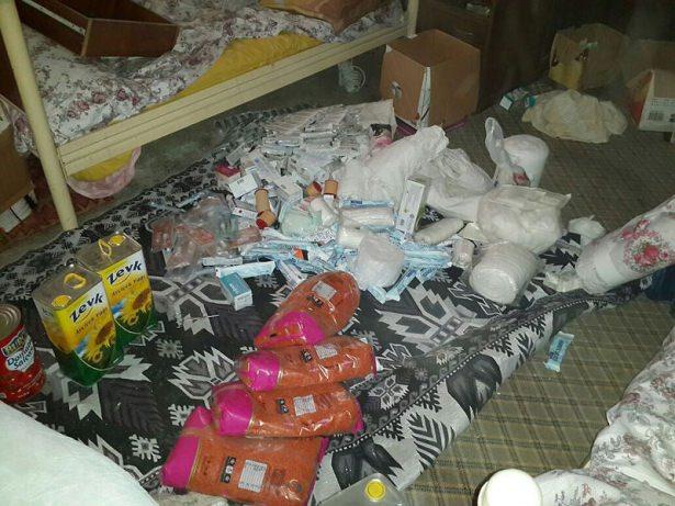 <p>Şırnak kent merkezinde PKK'lı teröristlerin yakalanması, patlayıcılarla tuzaklanan çukurların ve barikatların bertaraf edilmesi, halkın can ve mal güvenliğinin sağlanması amacıyla sokağa çıkma yasağı ilan edilmesinin ardından güvenlik güçlerince 14 Mart'ta başlatılan "Şehit Jandarma Üsteğmen Mehmet Çifci Operasyonu" sürüyor. Sokağa çıkma yasağının sürdüğü il merkezinde devam eden operasyonlarda bin 13 evde arama yapıldı</p>
