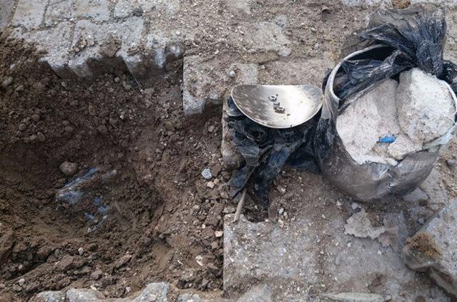 <p>Evde bomba düzeneği olduğunu gören güvenlik güçleri, emniyet tedbirlerini aldıktan sonra uzman ekiplere haber verdi. </p>