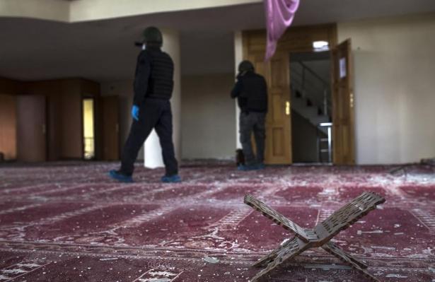 <p>Yapılan taramalar sayesinde teröristlerin bölgedeki camilere verdiği ağır tahribat da bir kez daha gözler önüne serildi.</p>
