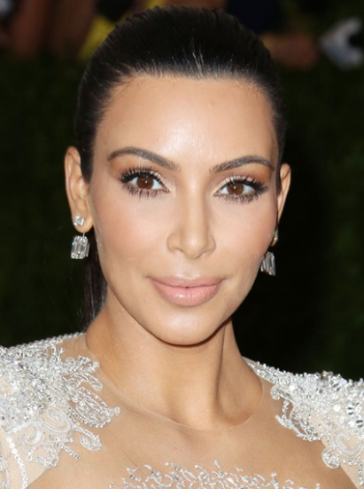 <p>Kim Kardashian, katıldığı her davette dikkatleri üzerine çekiyor. </p>
