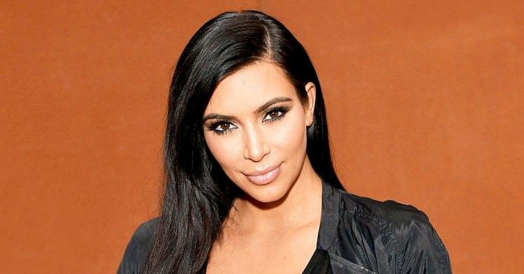 <p>Kardashian'ın bakımlı görüntüsüyle saçlarının peruk olduğu düşünülse de saçlarının sırrı oldukça basit.</p>
