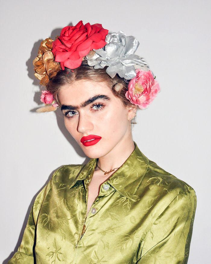 <p>Sophia, Meksikalı ressam Frida Kahlo'nun da birleşik kaşlı olmasıyla bilindiğini ve kendisini doğal görünümüyle kucaklamanın ve kabul etmenin mutluluk kaynağı olduğunu ifade etti. </p>