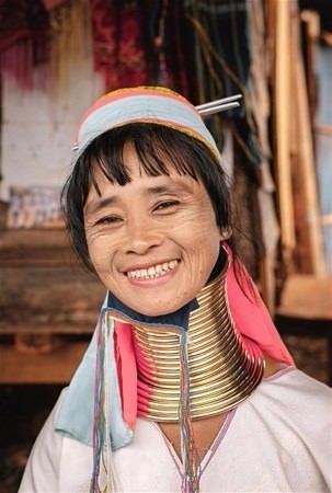 <p>Myanmar'ın dağ köylerinde yaşayan Kayan kadınları, 'Zürafa Boyunlu Kadınlar' olarak biliniyor.</p>